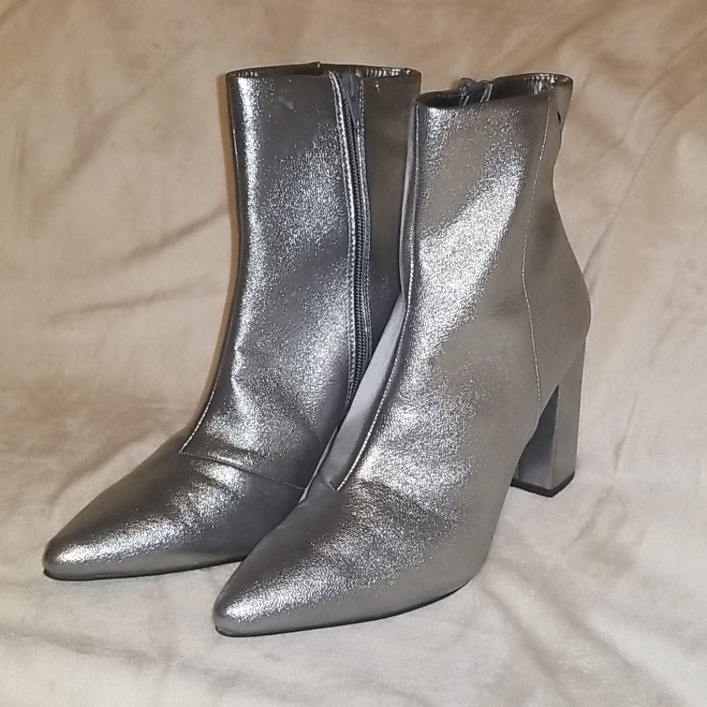 🆕️ Metallic Silver Simply Vera Wang Heeled Boots